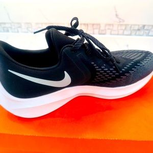 Brand New NIKE Women’s Zoom size 8.5.